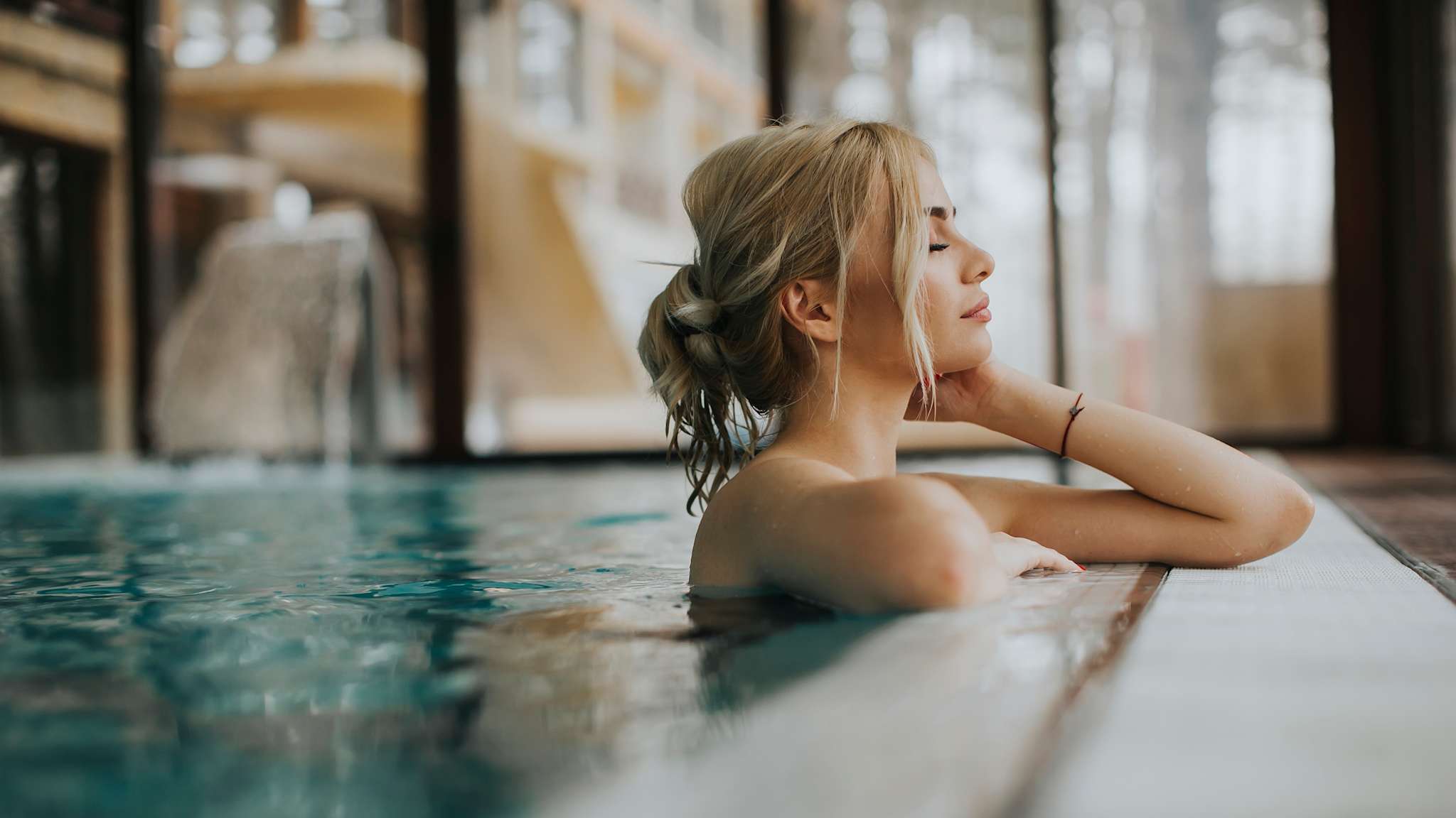 Junge Frau in einem Pool